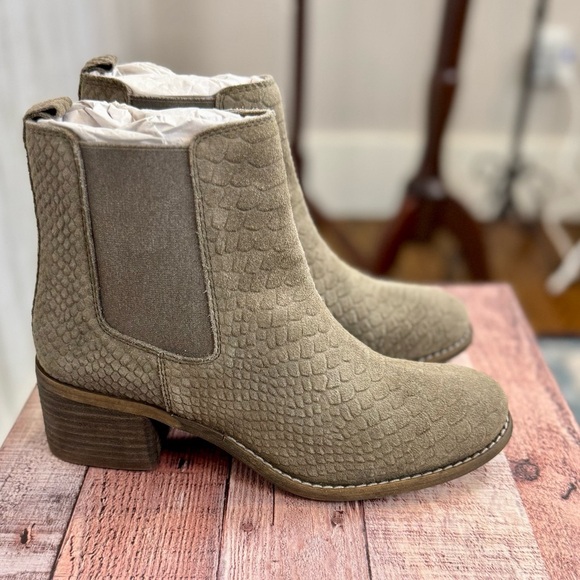 Diba | Suede Snack Skin Tan Ankle Booties - Picture 2 of 9